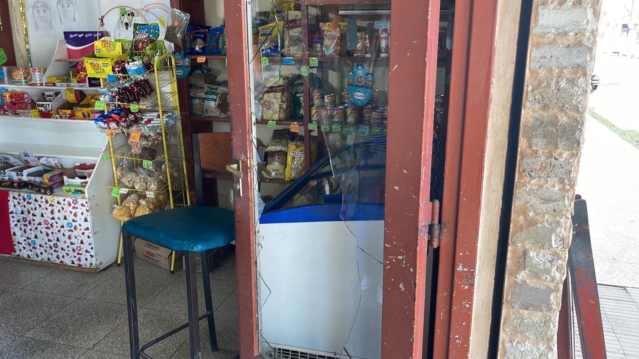 Doble robo en un kiosco de Funes: rompieron el vidrio y vaciaron el local